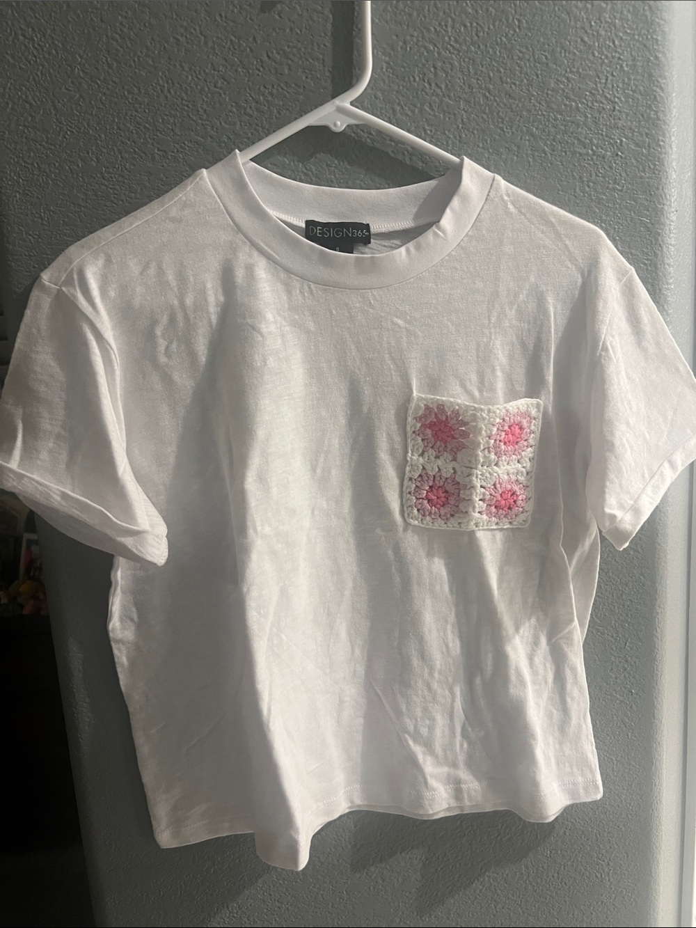 Design365 White Cropped Tee with Pink Crochet Pocket Accent